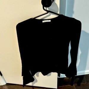 Black thick ribbed bell sleeve log sleeve top